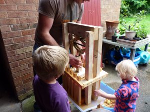 DIY simple cider press that you can make yourself  @ www.jamesandtracy.co.uk